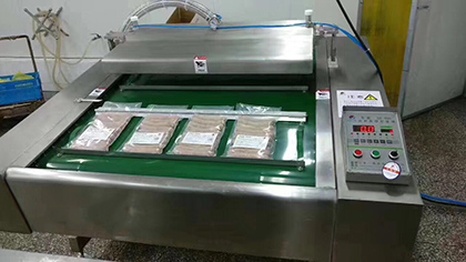 Continuous vacuum airtight sealing packaging machine